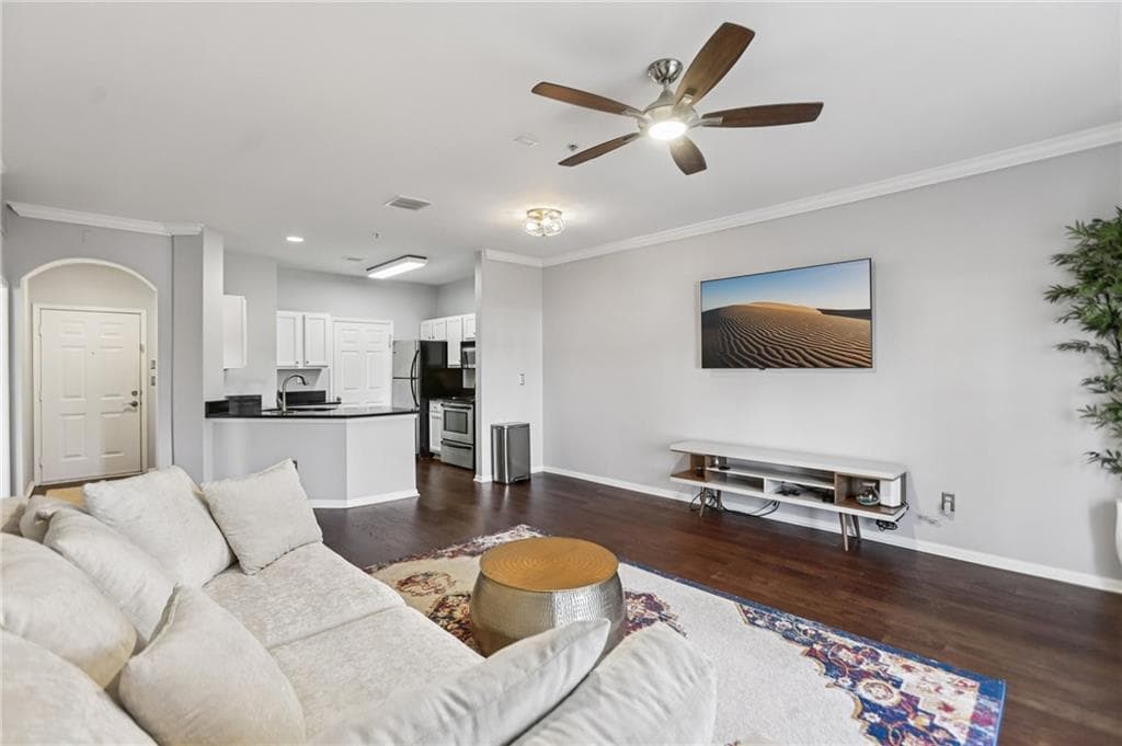 1 bedroom, 1 bathroom, 883 sq ft condominium sold at 5641 Roswell Road 201, Atlanta, GA 30342
