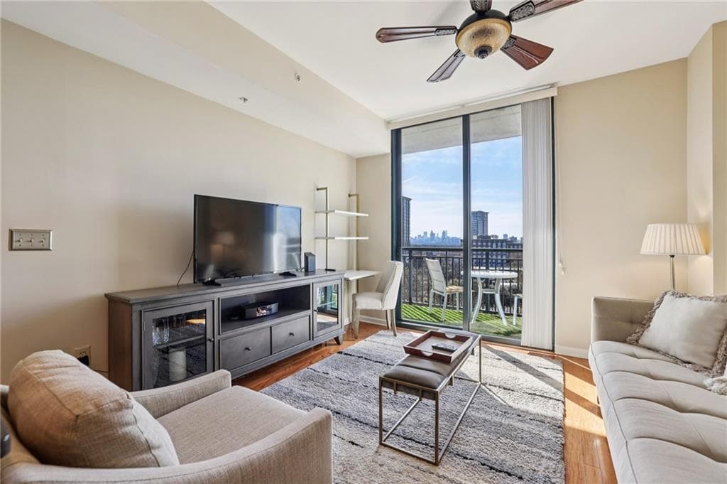 1 bedroom, 1 bathroom, 800 sq ft condominium under contract at 3040 Peachtree Road 606, Atlanta, GA 30305 — photo 2