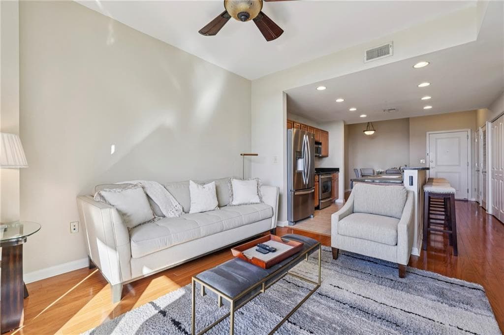 1 bedroom, 1 bathroom, 800 sq ft condominium under contract at 3040 Peachtree Road 606, Atlanta, GA 30305 — photo 3