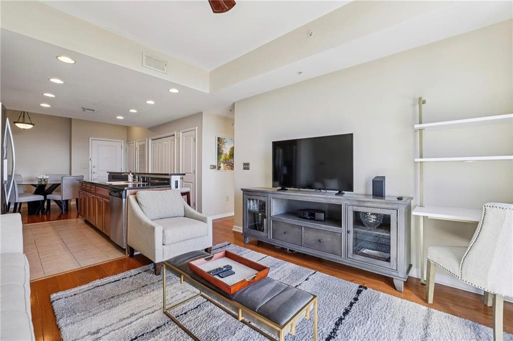 1 bedroom, 1 bathroom, 800 sq ft condominium under contract at 3040 Peachtree Road 606, Atlanta, GA 30305 — photo 4