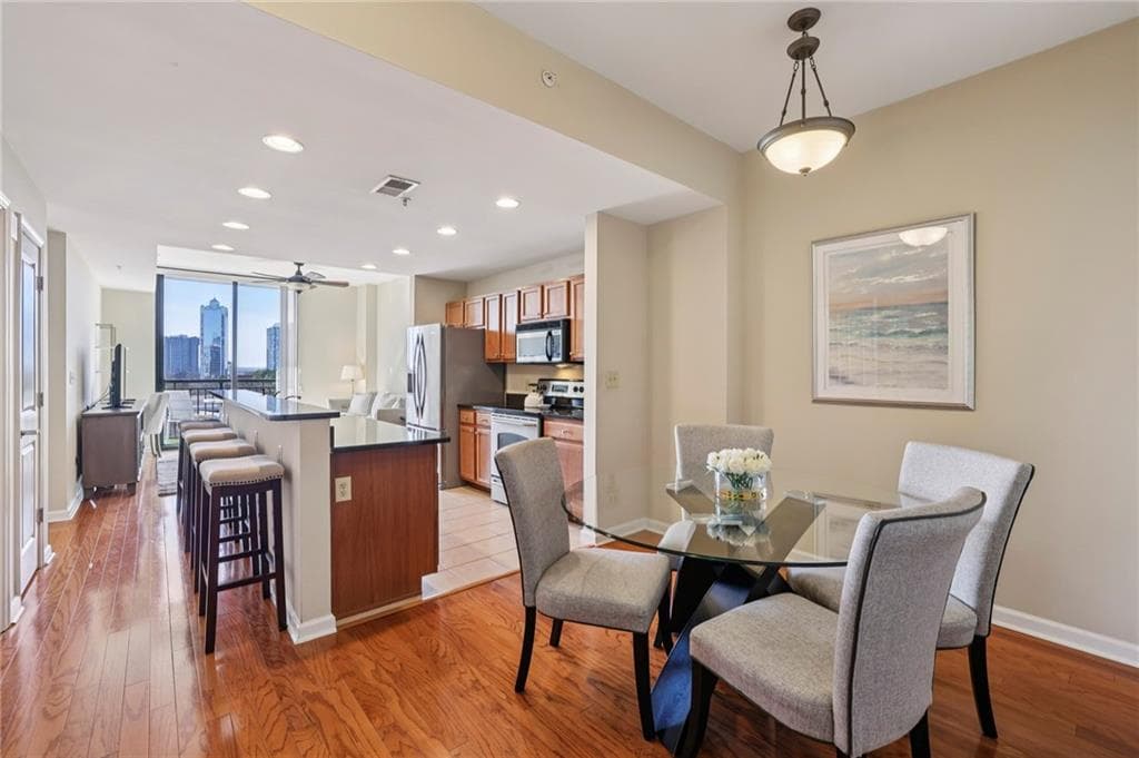 1 bedroom, 1 bathroom, 800 sq ft condominium under contract at 3040 Peachtree Road 606, Atlanta, GA 30305 — photo 5