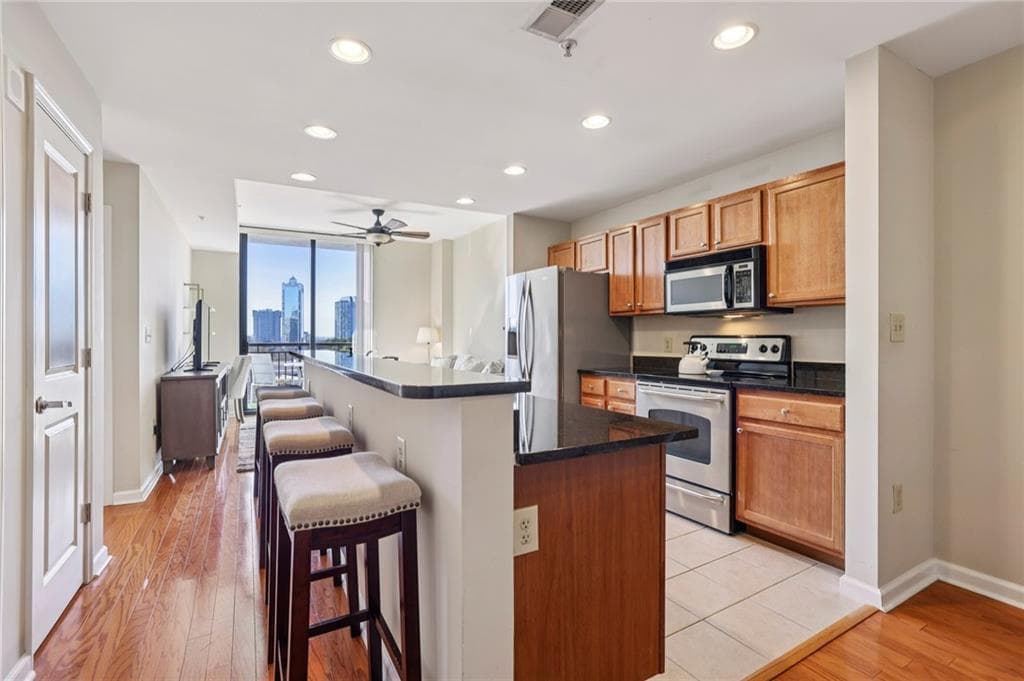 1 bedroom, 1 bathroom, 800 sq ft condominium under contract at 3040 Peachtree Road 606, Atlanta, GA 30305 — photo 7