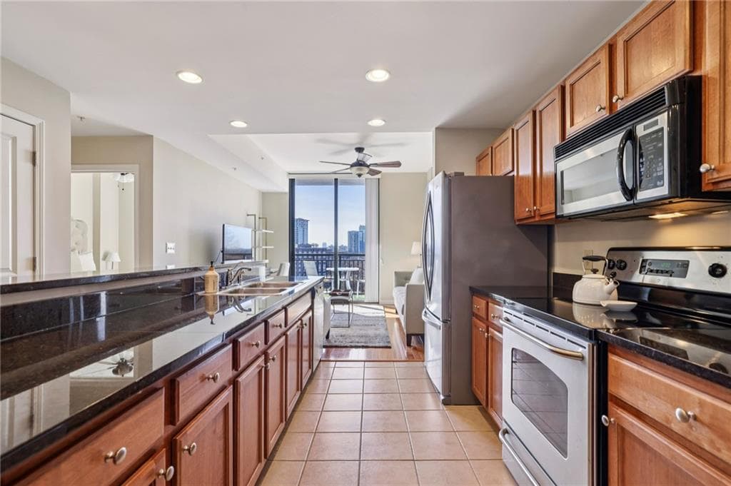 1 bedroom, 1 bathroom, 800 sq ft condominium under contract at 3040 Peachtree Road 606, Atlanta, GA 30305 — photo 8