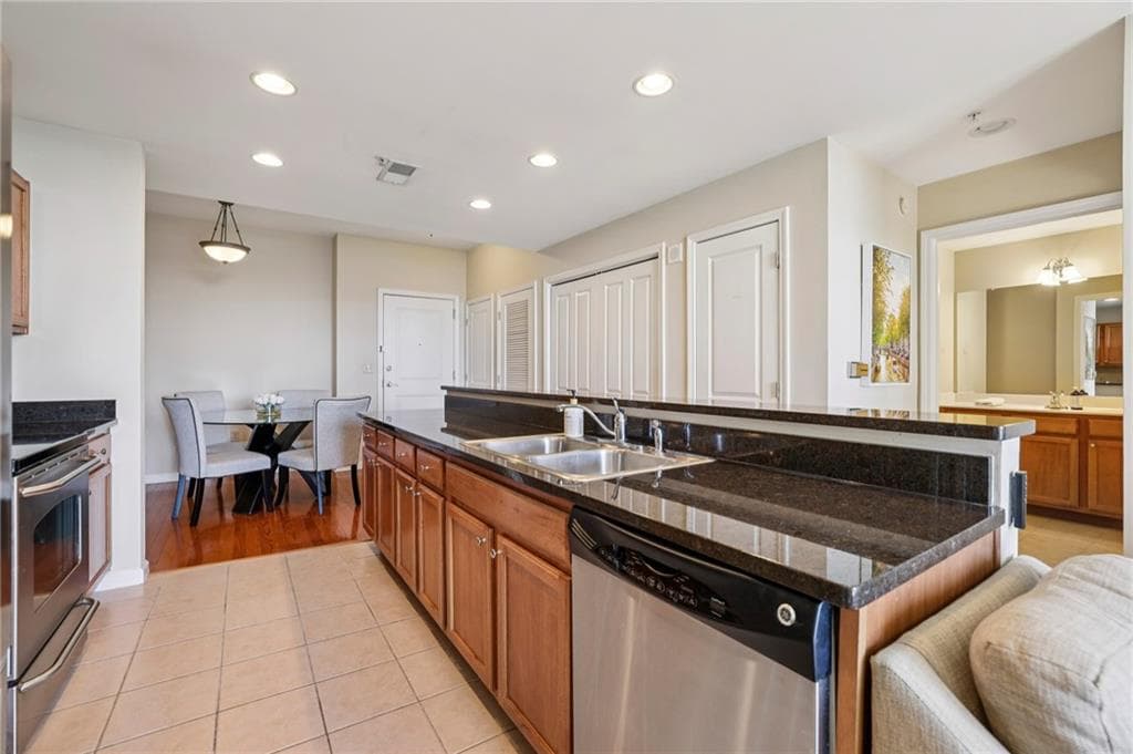 1 bedroom, 1 bathroom, 800 sq ft condominium under contract at 3040 Peachtree Road 606, Atlanta, GA 30305 — photo 9