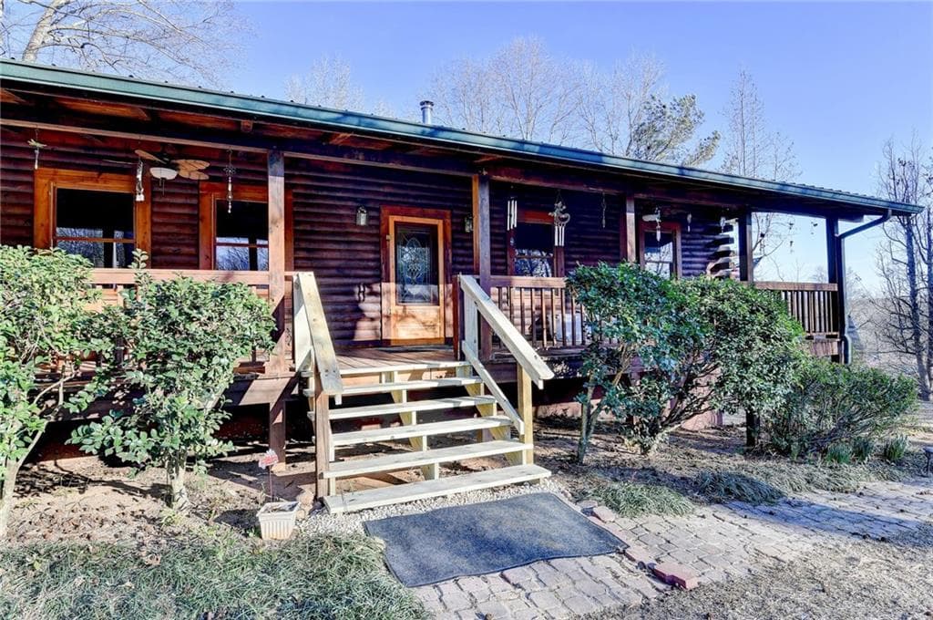 6 bedroom, 3 bathroom, 3,004 sq ft single family residence under contract at 156 Bel Air Drive, Maysville, GA 30558 — photo 4