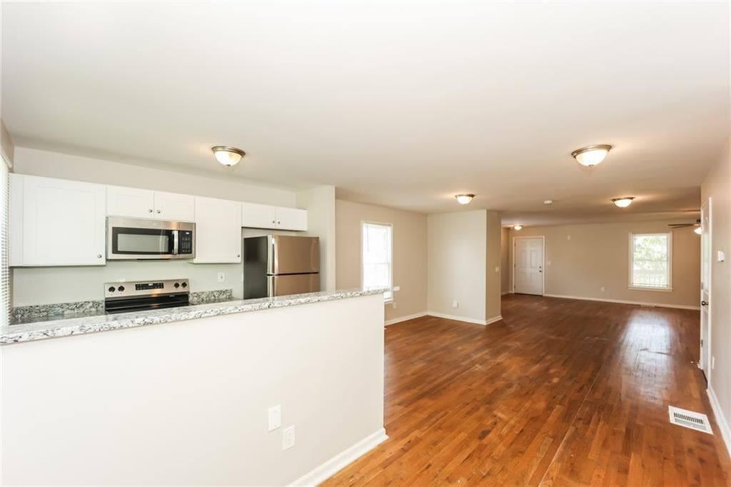 3 bedroom, 3 bathroom, 2,016 sq ft single family residence for sale at 1112 Smith Street, Atlanta, GA 30310 — photo 5