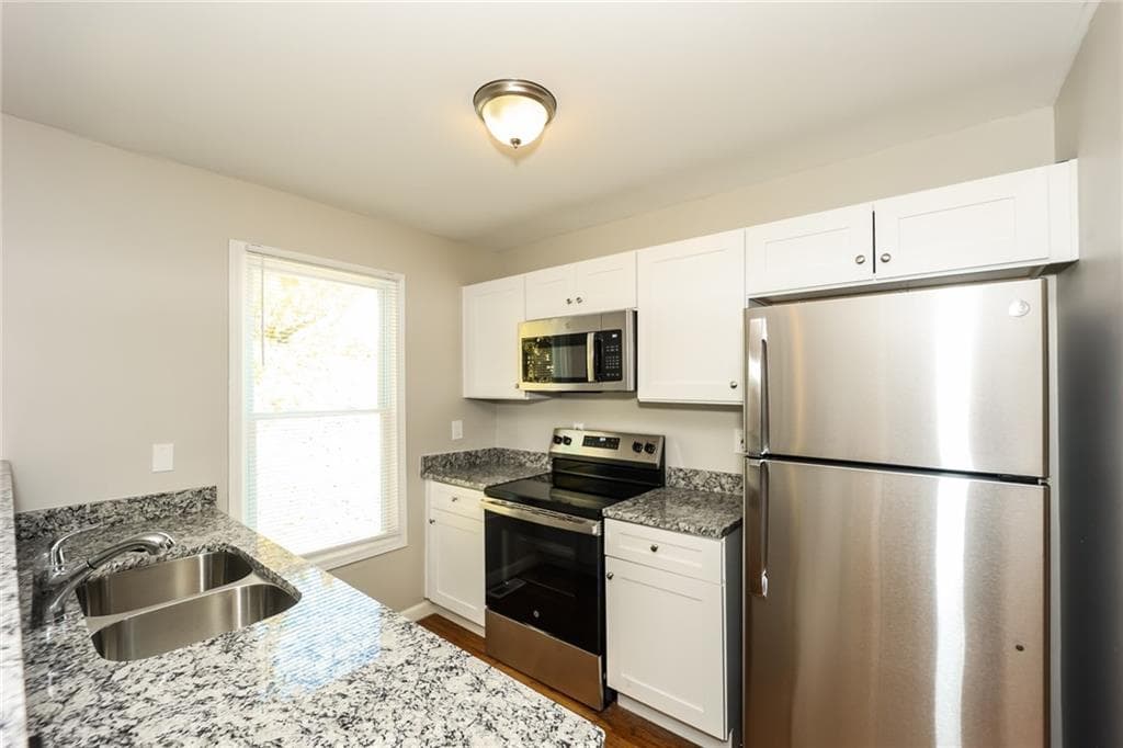3 bedroom, 3 bathroom, 2,016 sq ft single family residence for sale at 1112 Smith Street, Atlanta, GA 30310 — photo 6