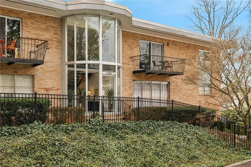 2 bedroom, 1 bathroom, 984 sq ft condominium under contract at 1233 Woodland Avenue 5, Atlanta, GA 30324 — photo 2