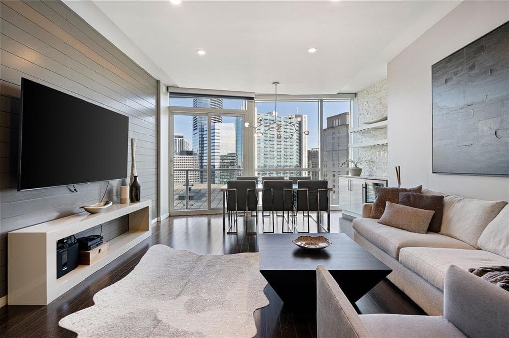 1 bedroom, 1 bathroom, 928 sq ft condominium for sale at 3325 Piedmont Road 1608, Atlanta, GA 30305 — photo 1 of 35