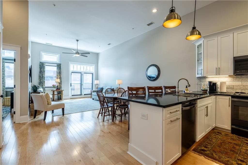 1 bedroom, 1 bathroom, 924 sq ft condominium for sale at 1 E 3rd Avenue 302, Rome, GA 30161 — photo 4