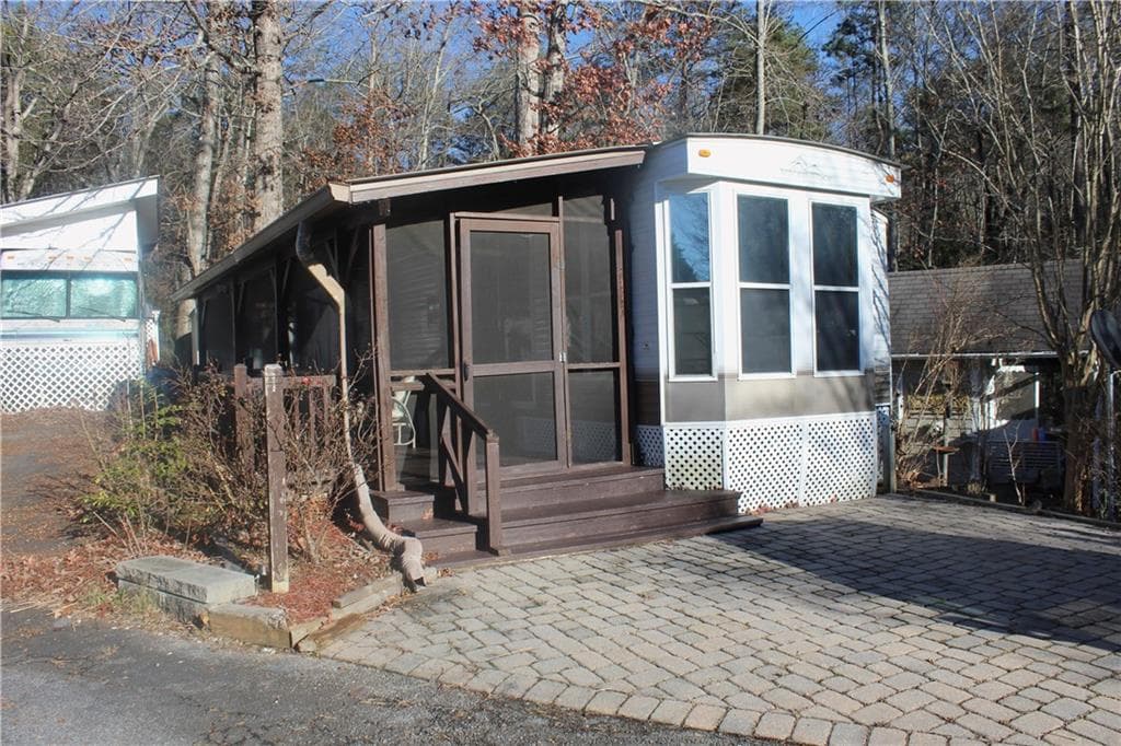 1 bedroom, 1 bathroom single family residence sold at 183 Holiday Loop, Cleveland, GA 30528