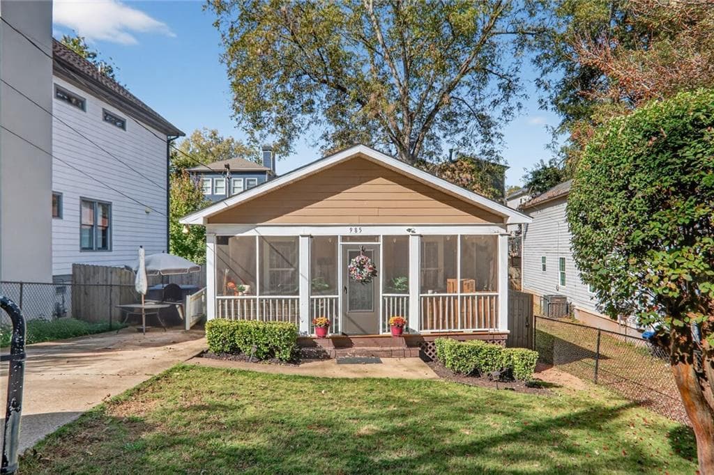 1 bedroom, 1 bathroom, 770 sq ft single family residence sold at 985 Farrington Place, Atlanta, GA 30315