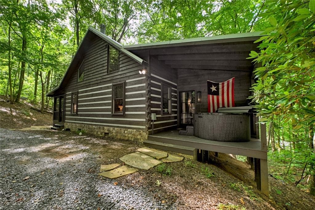 3 bedroom, 2 bathroom single family residence for rent at 545 Chestnut Ridge, Blue Ridge, GA 30513 for $4,200 a month — photo 5