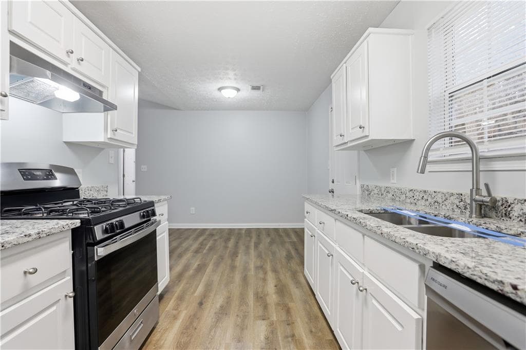 3 bedroom, 2 bathroom, 1,320 sq ft single family residence for sale at 11066 Shannon Circle, Hampton, GA 30228 — photo 6