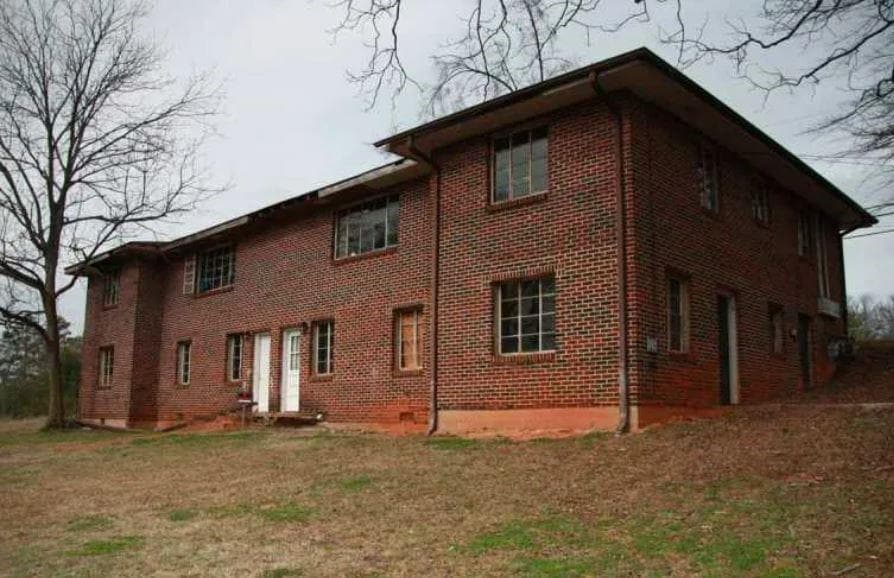 3 bedroom, 1 bathroom, 4,256 sq ft duplex for rent at 305 W Oak Street, Lawrenceville, GA 30046 for $1,875 a month — photo 1 of 18