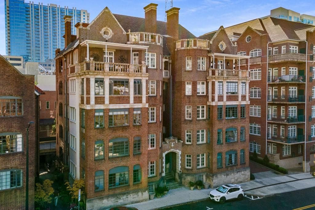 2 bedroom, 2 bathroom, 1,668 sq ft condominium sold at 81 Peachtree Place 6, Atlanta, GA 30309