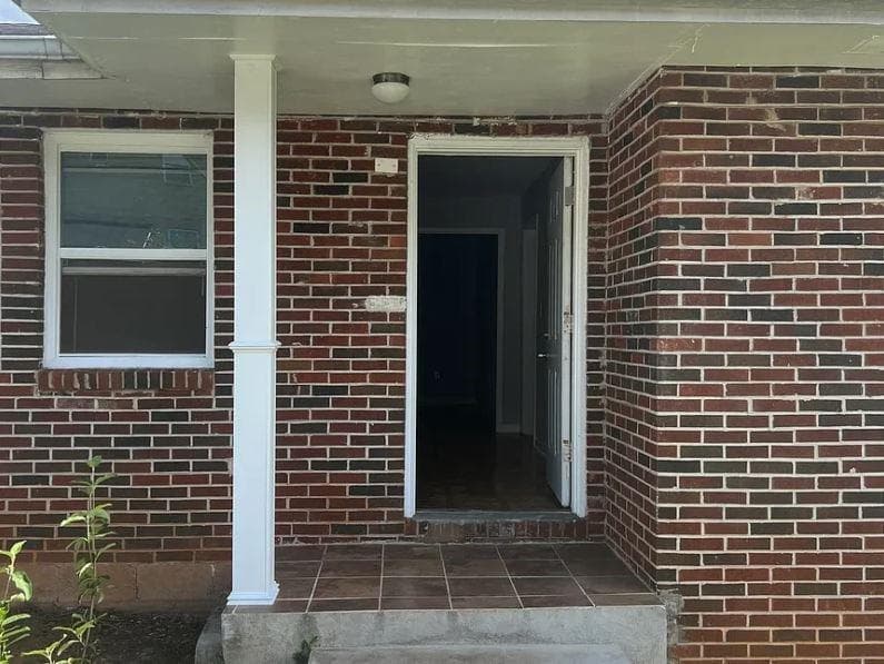 3 bedroom, 1 bathroom, 4,256 sq ft duplex for rent at 305 W Oak Street, Lawrenceville, GA 30046 for $1,875 a month — photo 2