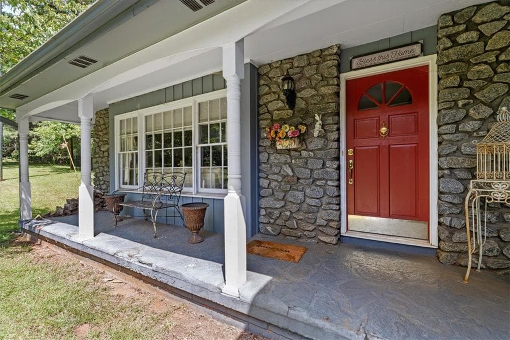 3 bedroom, 2 bathroom, 1,859 sq ft single family residence under contract at 1033 Davenport Circle, Powder Springs, GA 30127 — photo 2