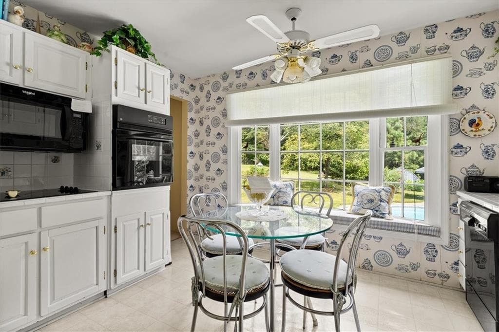 3 bedroom, 2 bathroom, 1,859 sq ft single family residence under contract at 1033 Davenport Circle, Powder Springs, GA 30127 — photo 8