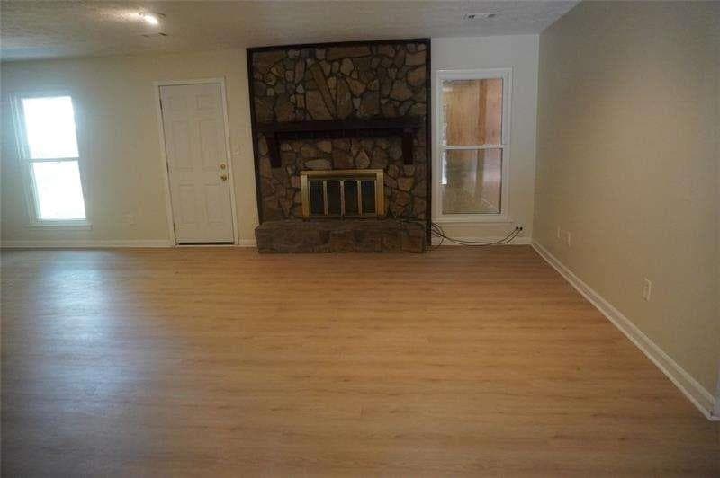 3 bedroom, 2 bathroom, 1,556 sq ft single family residence for sale at 1558 THORNWOOD Court, Jonesboro, GA 30236 — photo 4