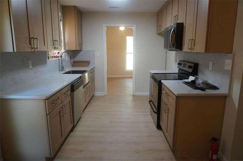 3 bedroom, 2 bathroom, 1,556 sq ft single family residence for sale at 1558 THORNWOOD Court, Jonesboro, GA 30236 — photo 8