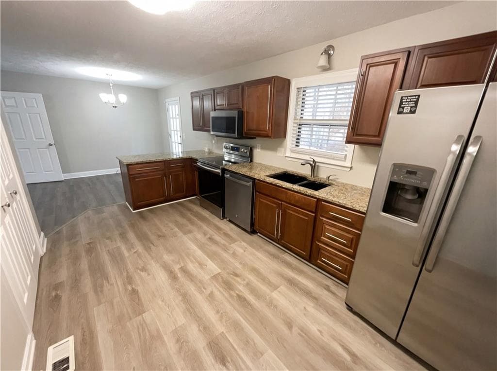 3 bedroom, 2 bathroom, 1,770 sq ft single family residence for sale at 10 King Drive, Carrollton, GA 30116 — photo 2