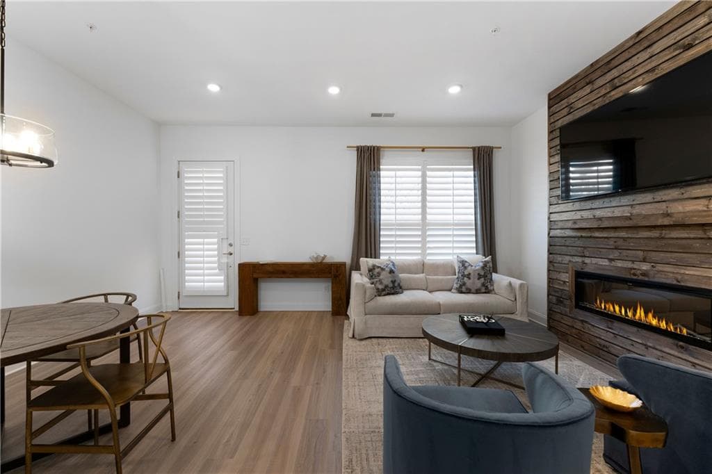 3 bedroom, 3 bathroom, 2,100 sq ft townhouse for sale at 105 Pearl Street, Woodstock, GA 30188 — photo 7