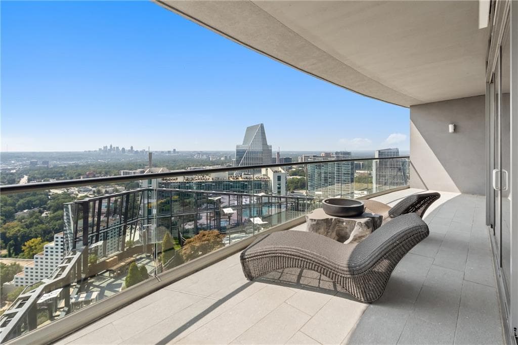 2 bedroom, 3 bathroom, 2,105 sq ft condominium under contract at 3344 Peachtree Road 3105, Atlanta, GA 30326 — photo 3