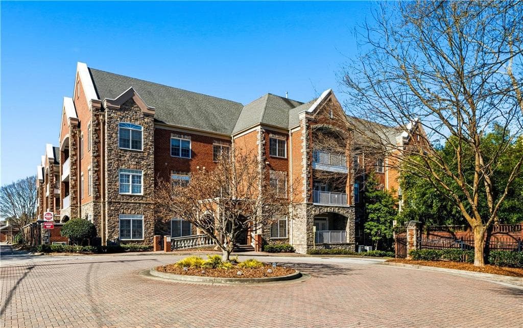 2 bedroom, 3 bathroom, 1,886 sq ft condominium under contract at 417 Clairemont Avenue 319, Decatur, GA 30030