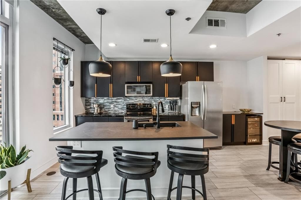 1 bedroom, 1 bathroom, 768 sq ft condominium sold at 44 Peachtree Place 1428, Atlanta, GA 30309