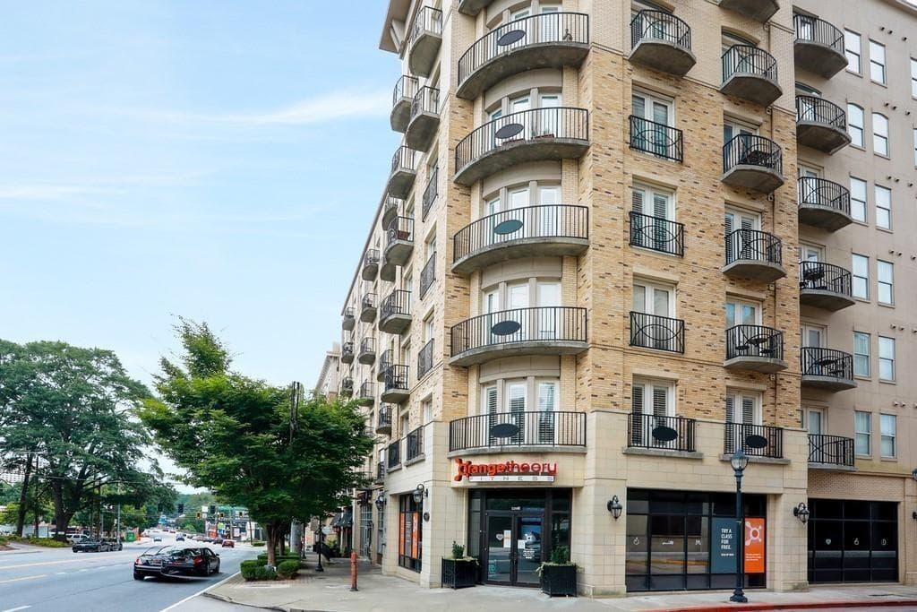 1 bedroom, 1 bathroom, 852 sq ft condominium for sale at 2277 Peachtree Road 408, Atlanta, GA 30309 — photo 1 of 15