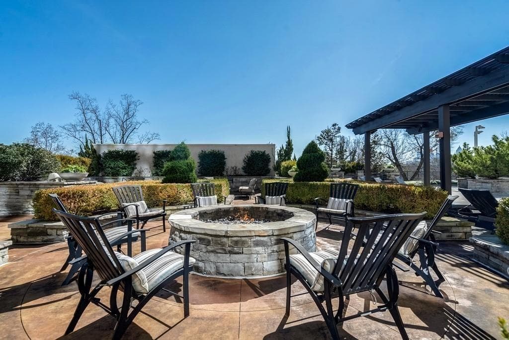 1 bedroom, 1 bathroom, 852 sq ft condominium for sale at 2277 Peachtree Road 408, Atlanta, GA 30309 — photo 3