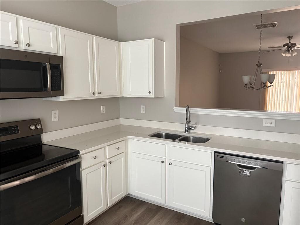 2 bedroom, 3 bathroom, 1,568 sq ft townhouse for sale at 2325 Bigwood Trail, Atlanta, GA 30349 — photo 5
