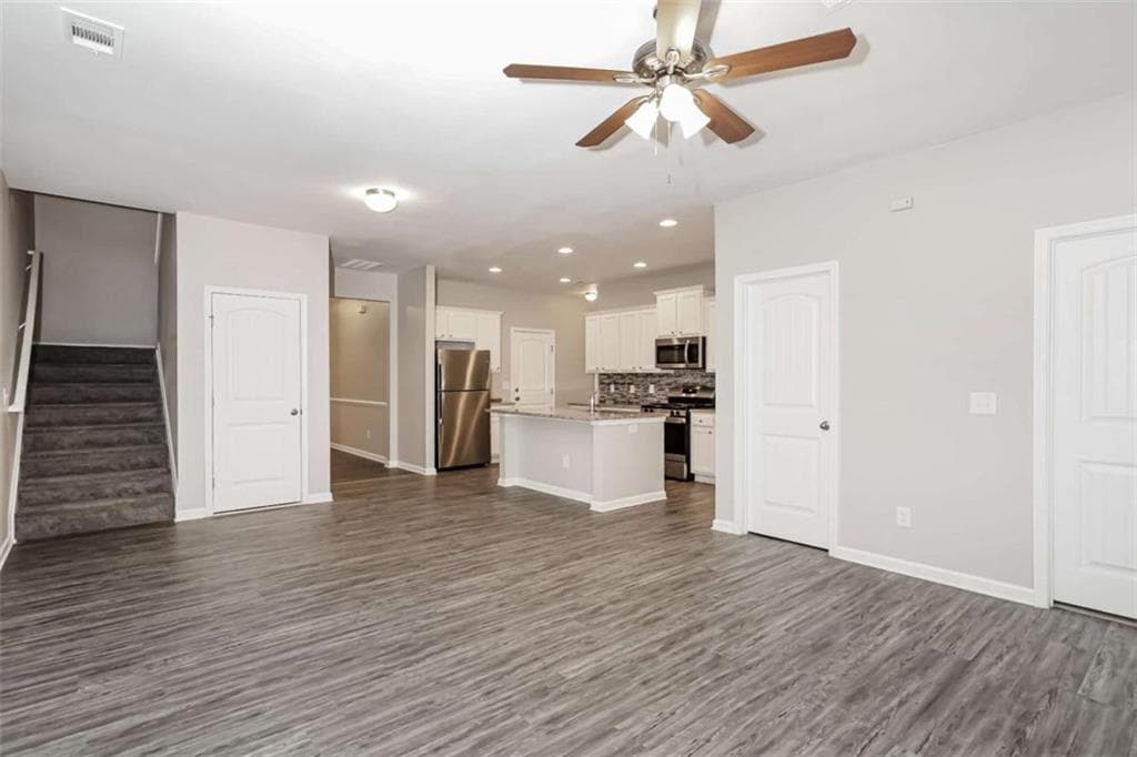 3 bedroom, 3 bathroom, 3,170 sq ft single family residence for sale at 128 Hood Park Drive, Newnan, GA 30265 — photo 5