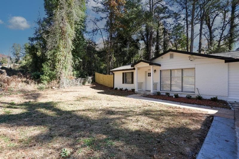3 bedroom, 2 bathroom, 1,303 sq ft single family residence for sale at 1508 Peachcrest Road, Decatur, GA 30032 — photo 2