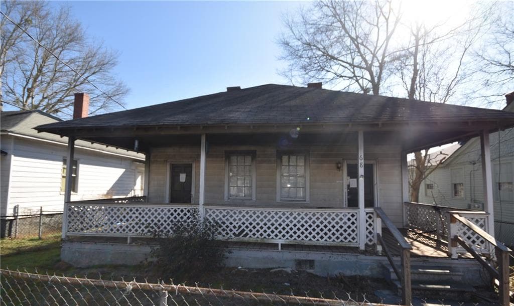 3 bedroom, 1 bathroom, 1,527 sq ft single family residence under contract at 68 Poplar Street, Porterdale, GA 30014 — photo 2