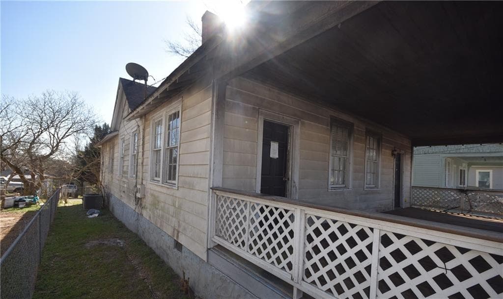 3 bedroom, 1 bathroom, 1,527 sq ft single family residence under contract at 68 Poplar Street, Porterdale, GA 30014 — photo 3