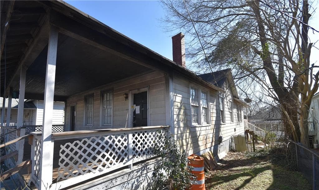 3 bedroom, 1 bathroom, 1,527 sq ft single family residence under contract at 68 Poplar Street, Porterdale, GA 30014 — photo 4