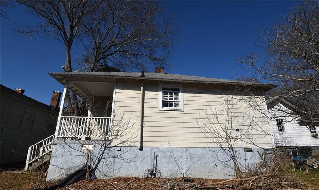 3 bedroom, 1 bathroom, 1,527 sq ft single family residence under contract at 68 Poplar Street, Porterdale, GA 30014 — photo 5