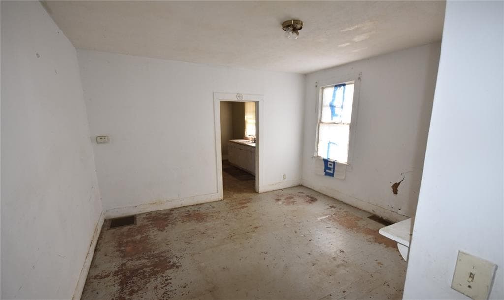 3 bedroom, 1 bathroom, 1,527 sq ft single family residence under contract at 68 Poplar Street, Porterdale, GA 30014 — photo 7