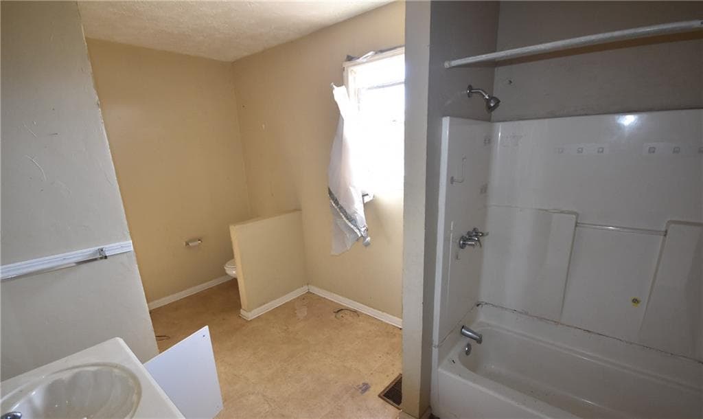 3 bedroom, 1 bathroom, 1,527 sq ft single family residence under contract at 68 Poplar Street, Porterdale, GA 30014 — photo 9