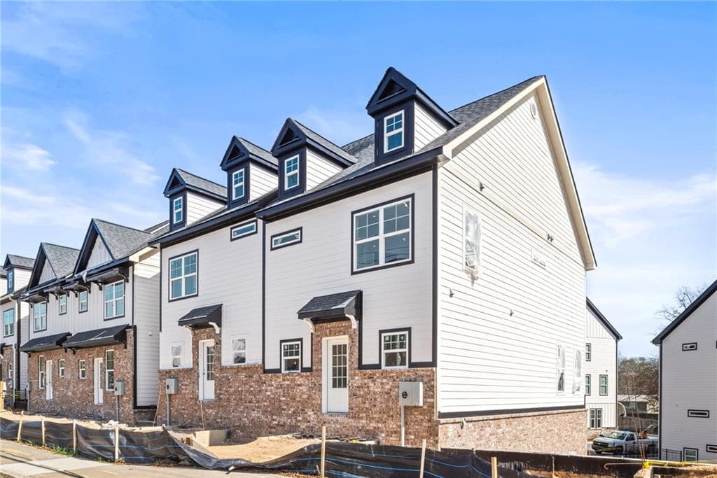 3 bedroom, 4 bathroom, 1,990 sq ft townhouse for sale at 1965 Hollywood Road 19, Atlanta, GA 30318
