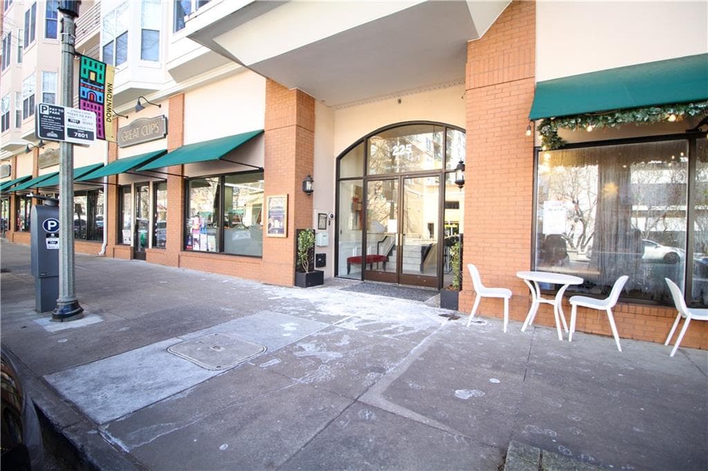 1 bedroom, 1 bathroom, 792 sq ft condominium under contract at 225 E Ponce De Leon Avenue 404, Decatur, GA 30030 — photo 3