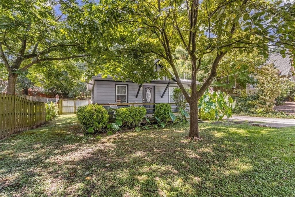 3 bedroom, 1 bathroom single family residence under contract at 16 Bates Avenue, Atlanta, GA 30317 — photo 3