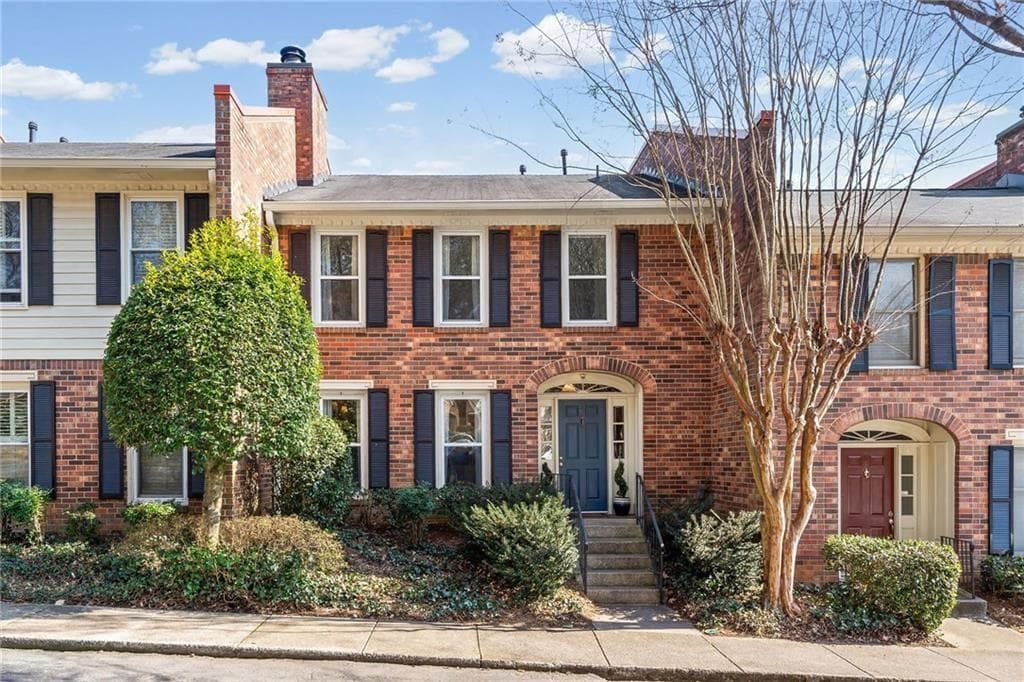 3 bedroom, 3 bathroom, 1,400 sq ft condominium sold at 4 Queen Victoria Place, Atlanta, GA 30342