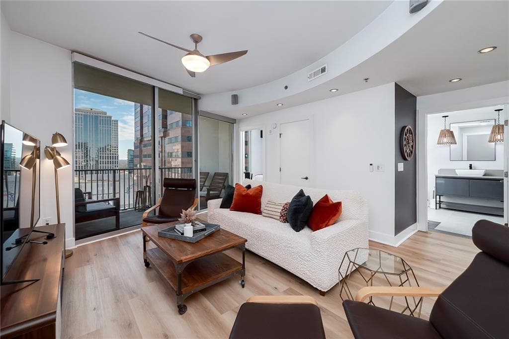 1 bedroom, 1 bathroom, 1,060 sq ft condominium sold at 20 10th Street 1402, Atlanta, GA 30309
