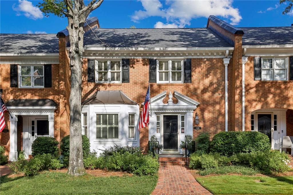 3 bedroom, 3 bathroom, 2,799 sq ft condominium sold at 5436 Trentham Drive, Atlanta, GA 30338