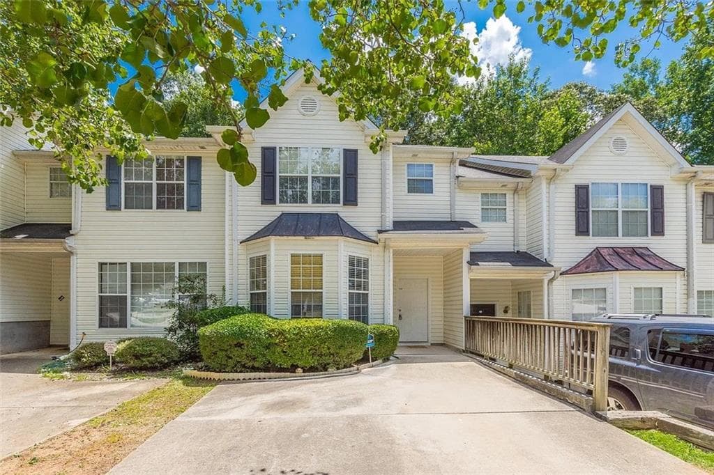 3 bedroom, 3 bathroom, 1,414 sq ft townhouse under contract at 6708 Sunset Hills Boulevard, Rex, GA 30273