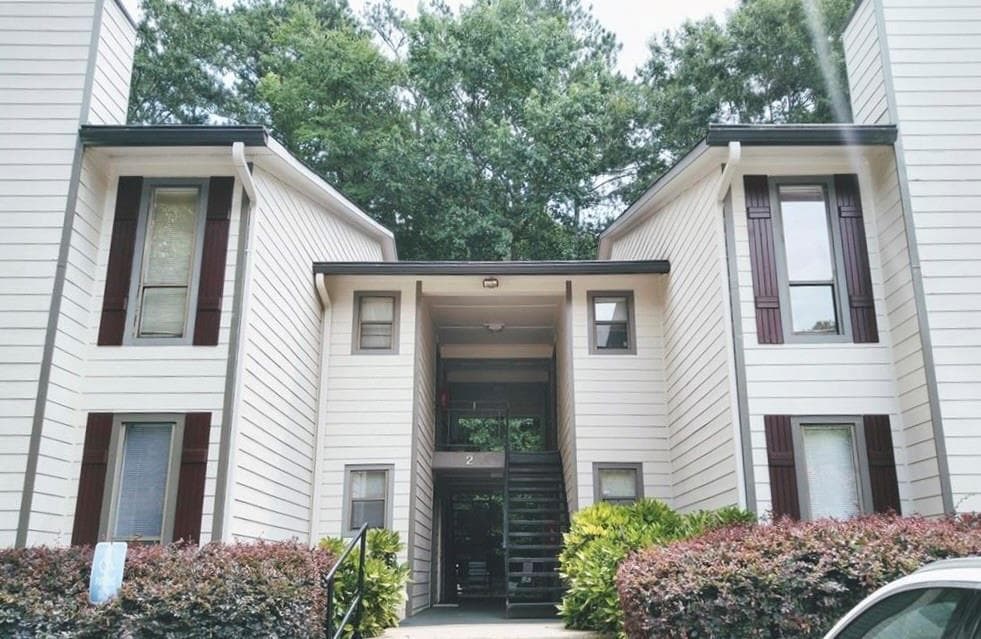 1 bedroom, 1 bathroom, 891 sq ft condominium sold at 9400 Roberts Drive 2H, Atlanta, GA 30350