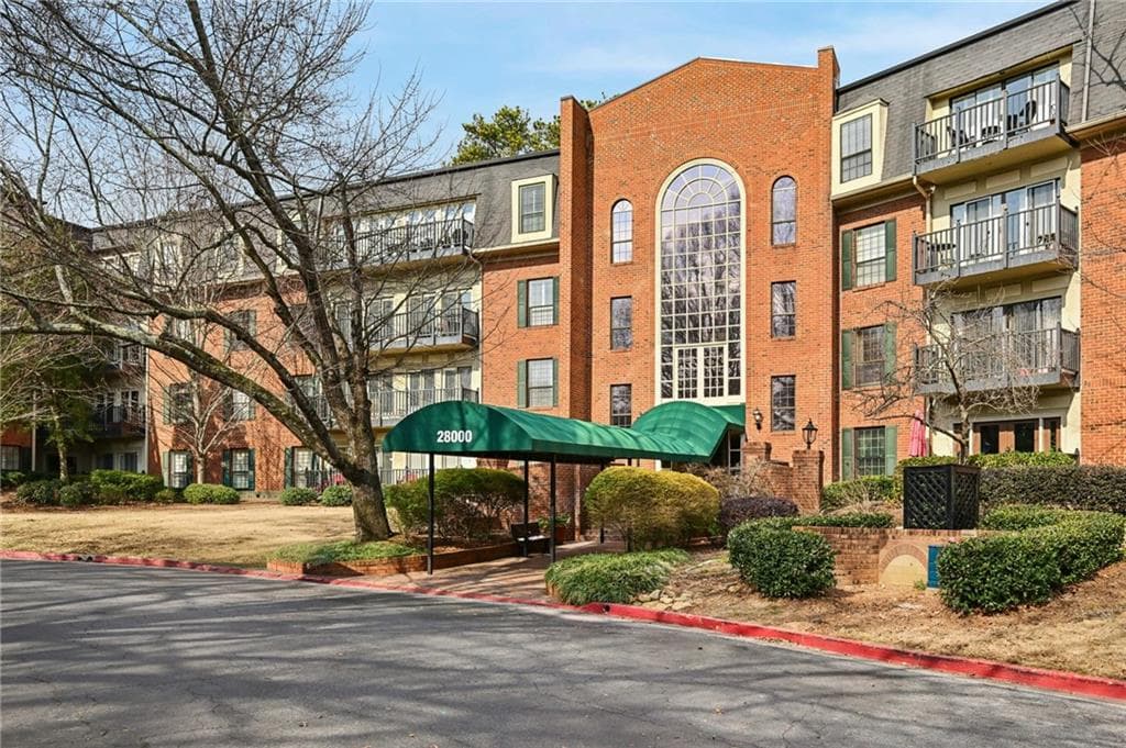 2 bedroom, 3 bathroom, 1,730 sq ft condominium sold at 28214 Plantation Drive, Atlanta, GA 30324